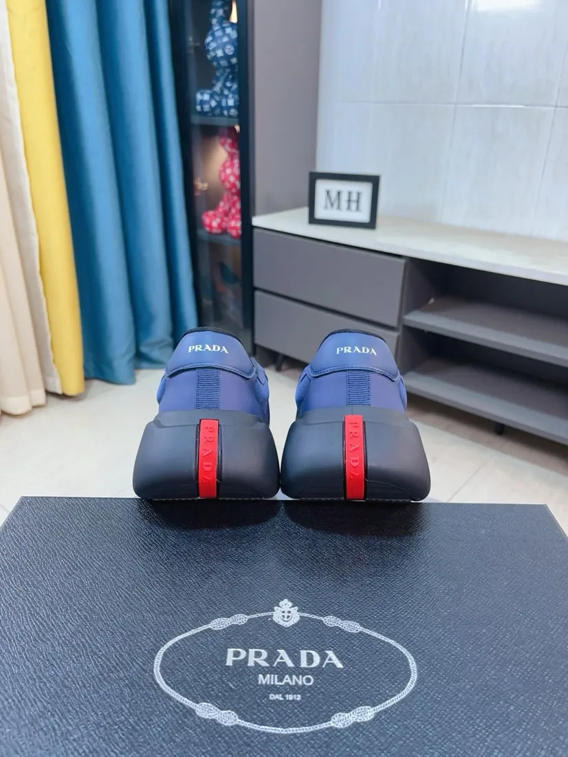 The ex-factory price is 680🌹🌹The high-quality new Prada (Prada) counters are launched simultaneously. The new men's shoes and 😘fabrics are selected from imported mesh and glue-spraying technology. Imported cowhide lining. 👍🏿High-end☄️Open-molded non-slip rubber outsole, exquisite lines, simple and elegant, comfortable and high-end for leisure travel. Code number: 38 to 44